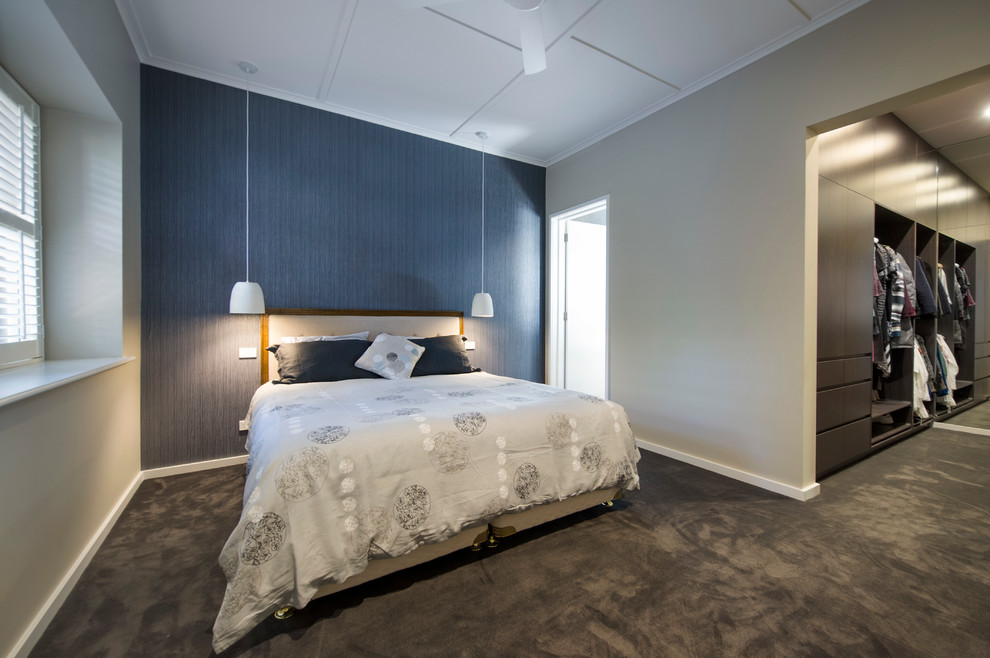 Modernes Schlafzimmer ohne Kamin mit blauer Wandfarbe und Teppichboden in Melbourne