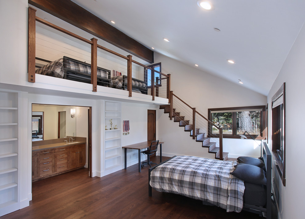 Imagen de dormitorio tipo loft rústico con paredes blancas y suelo de madera oscura