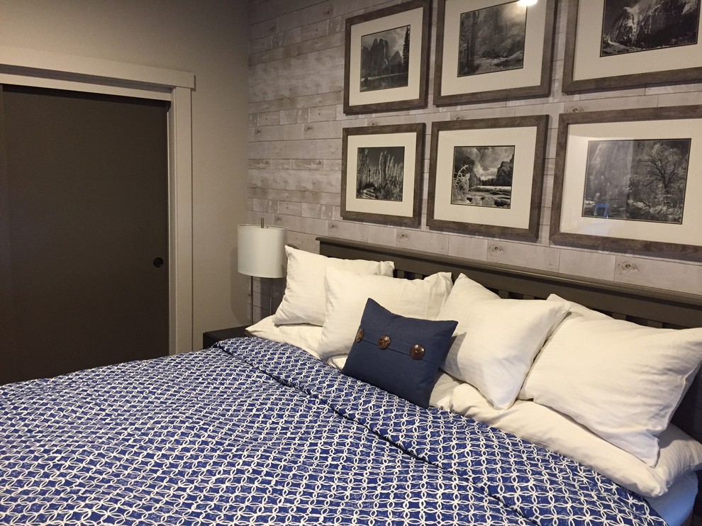 Свежая идея для дизайна: маленькая хозяйская спальня в современном стиле с серыми стенами и ковровым покрытием для на участке и в саду - отличное фото интерьера