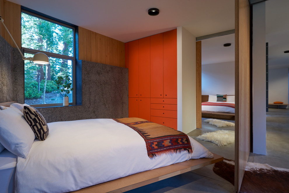 Esempio di una camera da letto minimal con pareti marroni, pavimento in cemento e pavimento grigio