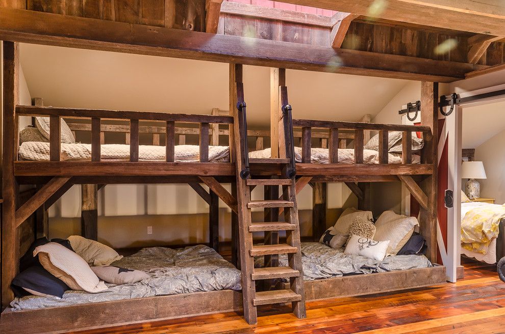Modelo de habitación de invitados de estilo de casa de campo de tamaño medio sin chimenea con paredes beige y suelo de madera en tonos medios