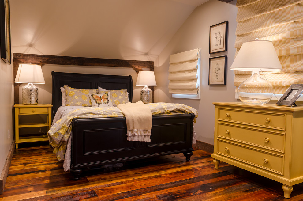 Cette image montre une petite chambre d'amis rustique avec un mur beige, un sol en bois brun et aucune cheminée.