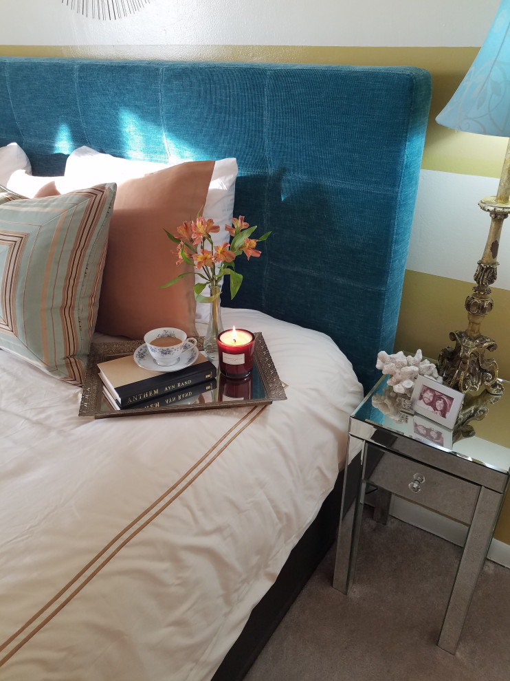 Modelo de dormitorio principal minimalista de tamaño medio con paredes beige, moqueta y suelo beige