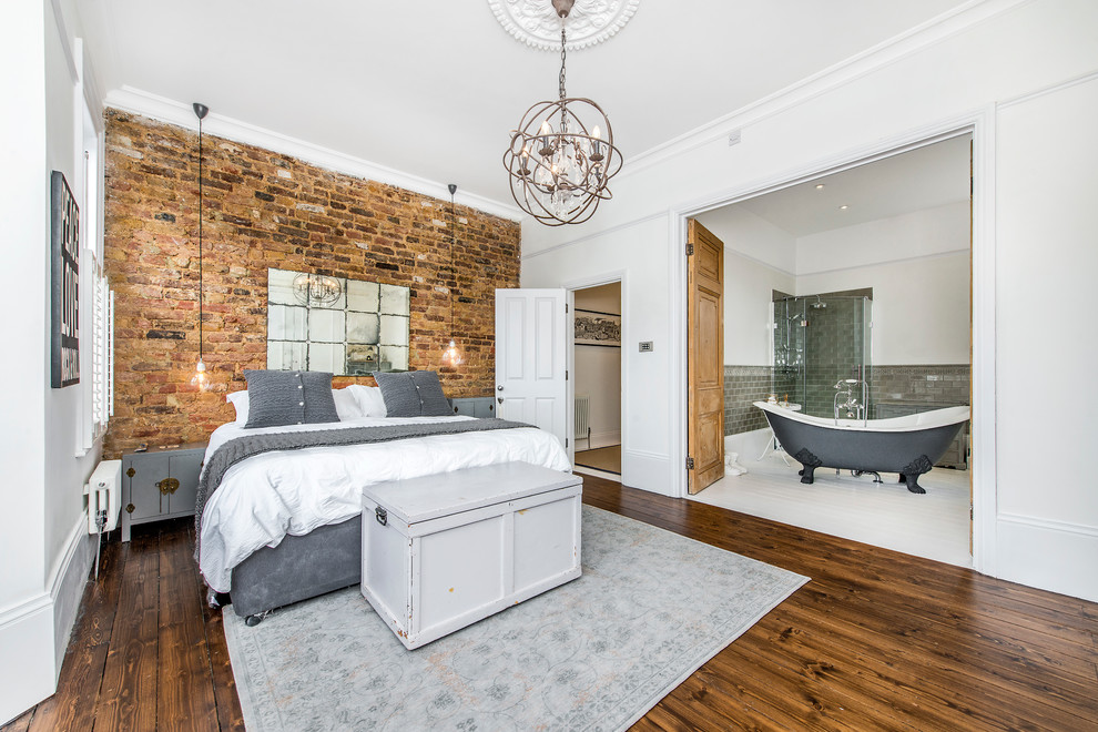 Rustikales Hauptschlafzimmer mit weißer Wandfarbe und braunem Holzboden in London