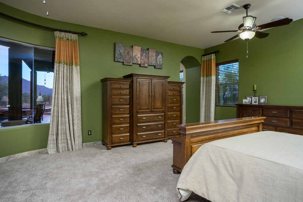 На фото: хозяйская спальня среднего размера в стиле модернизм с зелеными стенами и ковровым покрытием с