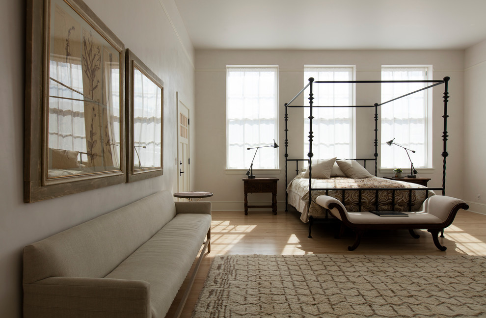 Foto di una camera degli ospiti classica di medie dimensioni con pareti bianche, parquet chiaro e nessun camino