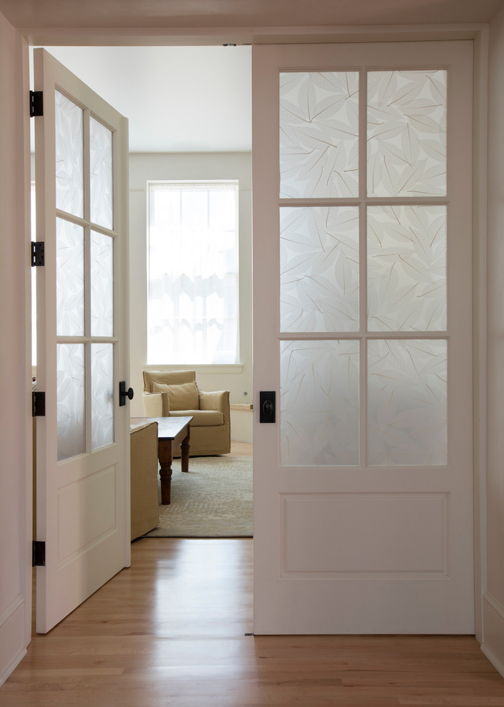 アルバカーキにある中くらいなトラディショナルスタイルのおしゃれな主寝室 (白い壁、無垢フローリング、コーナー設置型暖炉、漆喰の暖炉まわり) のインテリア