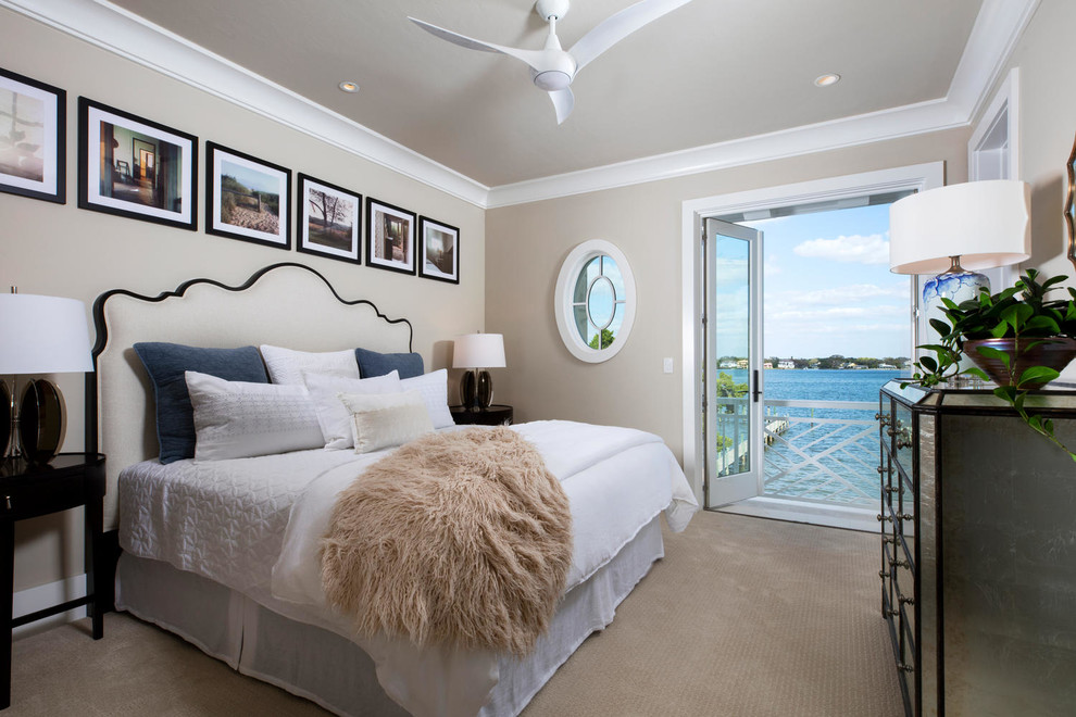 タンパにあるビーチスタイルのおしゃれな主寝室 (ベージュの壁、カーペット敷き、暖炉なし、ベージュの床)