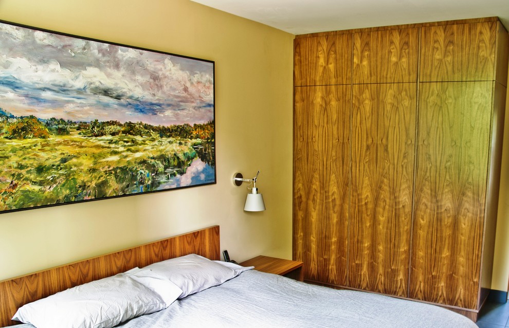 Источник вдохновения для домашнего уюта: спальня в стиле модернизм с желтыми стенами