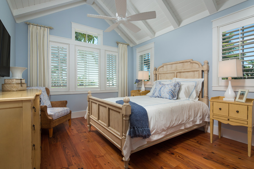 Foto di una camera degli ospiti stile marino di medie dimensioni con pareti blu, pavimento in legno massello medio, nessun camino e pavimento marrone