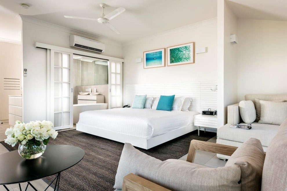 シドニーにあるコンテンポラリースタイルのおしゃれな寝室 (白い壁)