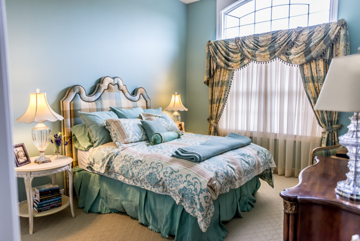 Diseño de habitación de invitados tradicional de tamaño medio sin chimenea con paredes azules, moqueta y suelo beige