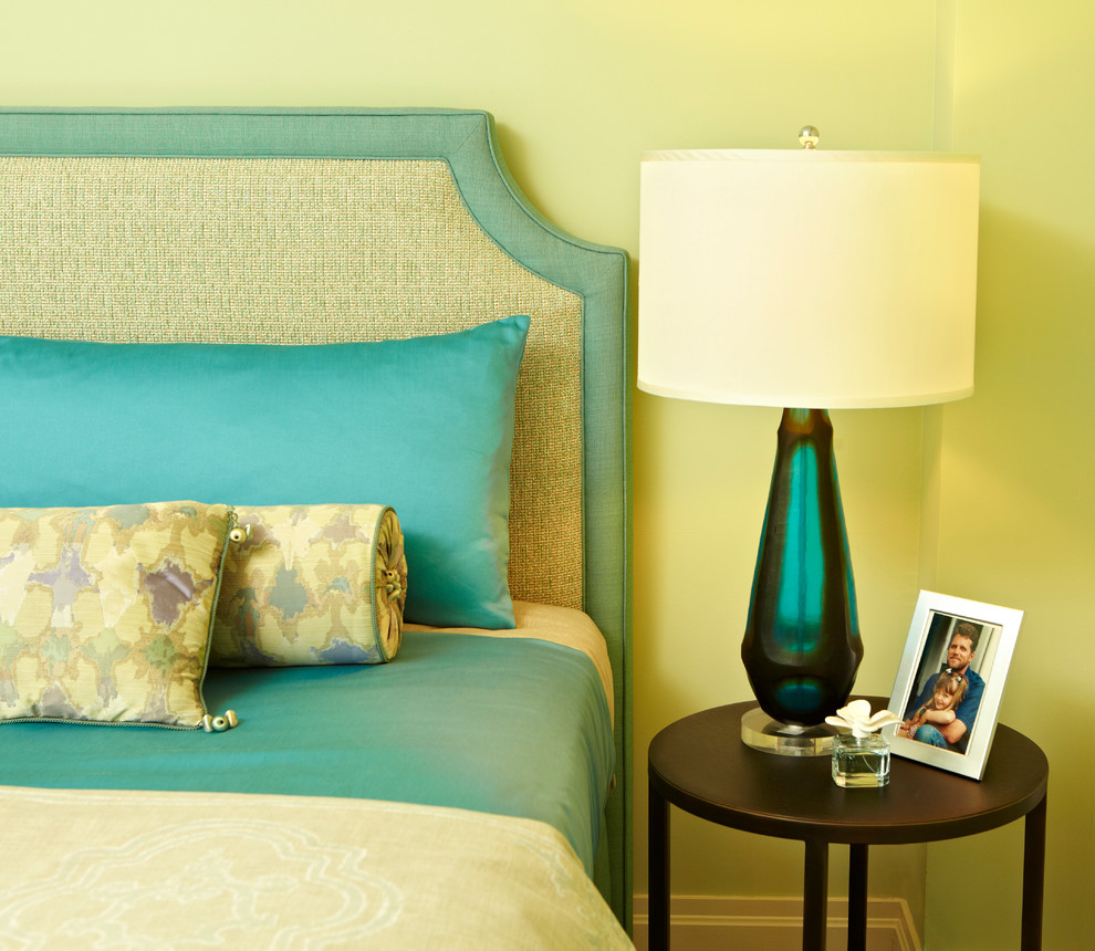 Modelo de habitación de invitados clásica renovada de tamaño medio con paredes verdes