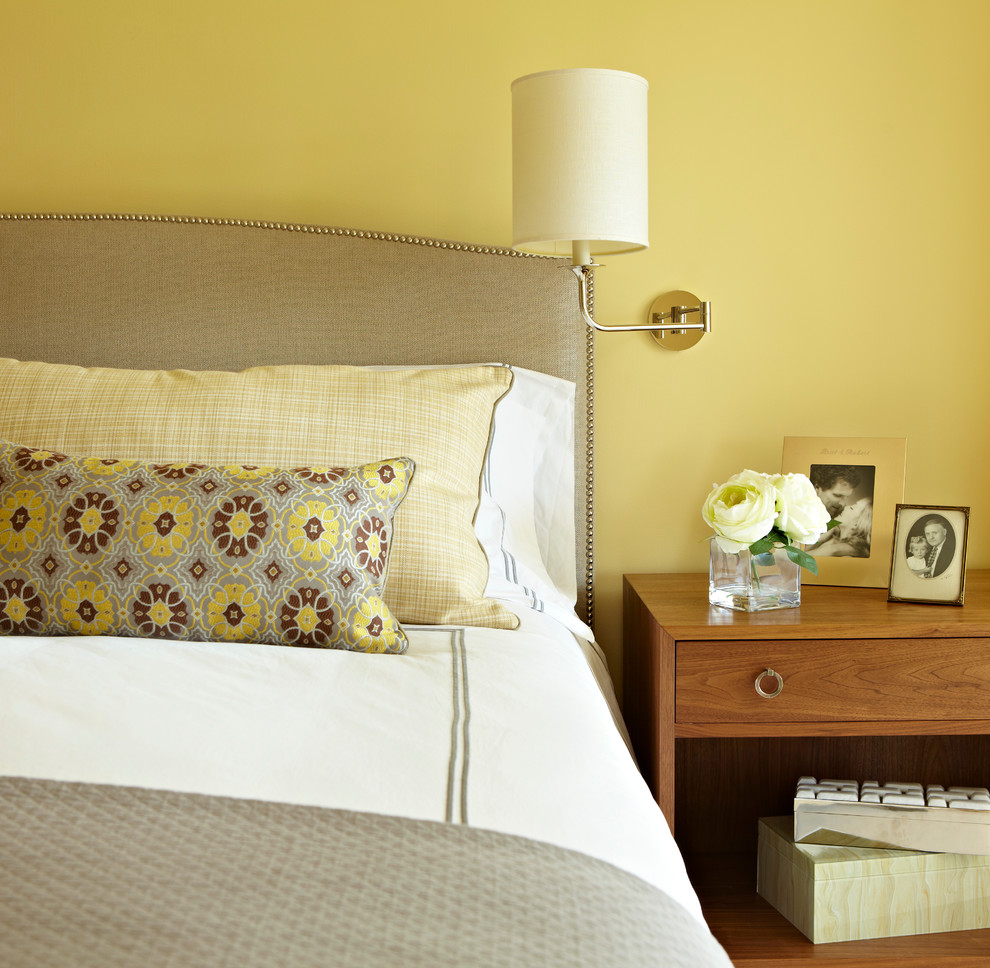 Diseño de habitación de invitados tradicional renovada de tamaño medio con paredes amarillas