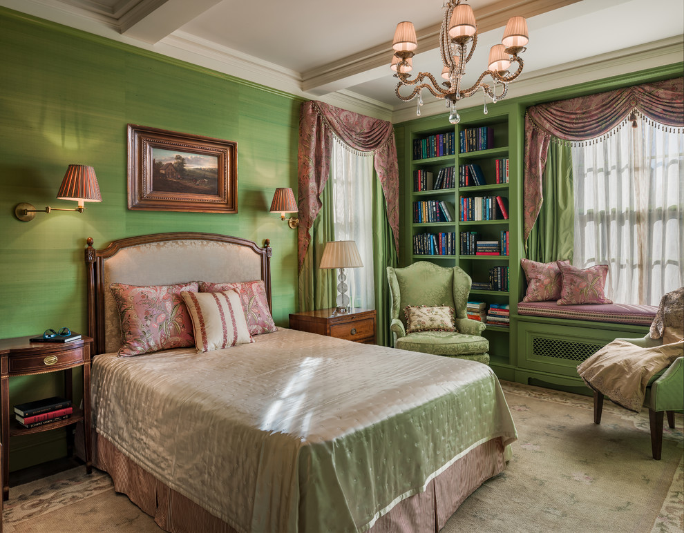 ニューヨークにある中くらいなヴィクトリアン調のおしゃれな主寝室 (緑の壁)