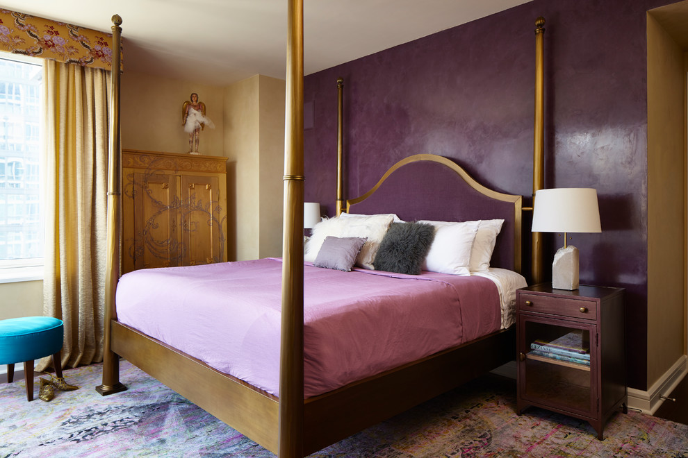 Immagine di una camera da letto boho chic con pareti viola e nessun camino