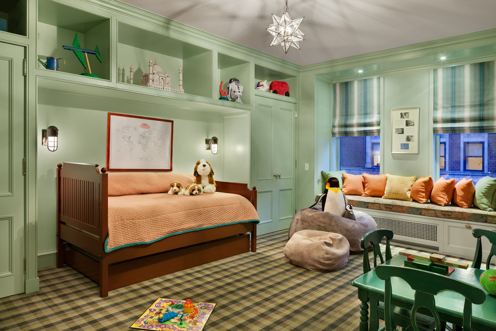 Großes Klassisches Schlafzimmer ohne Kamin mit weißer Wandfarbe und Teppichboden in New York