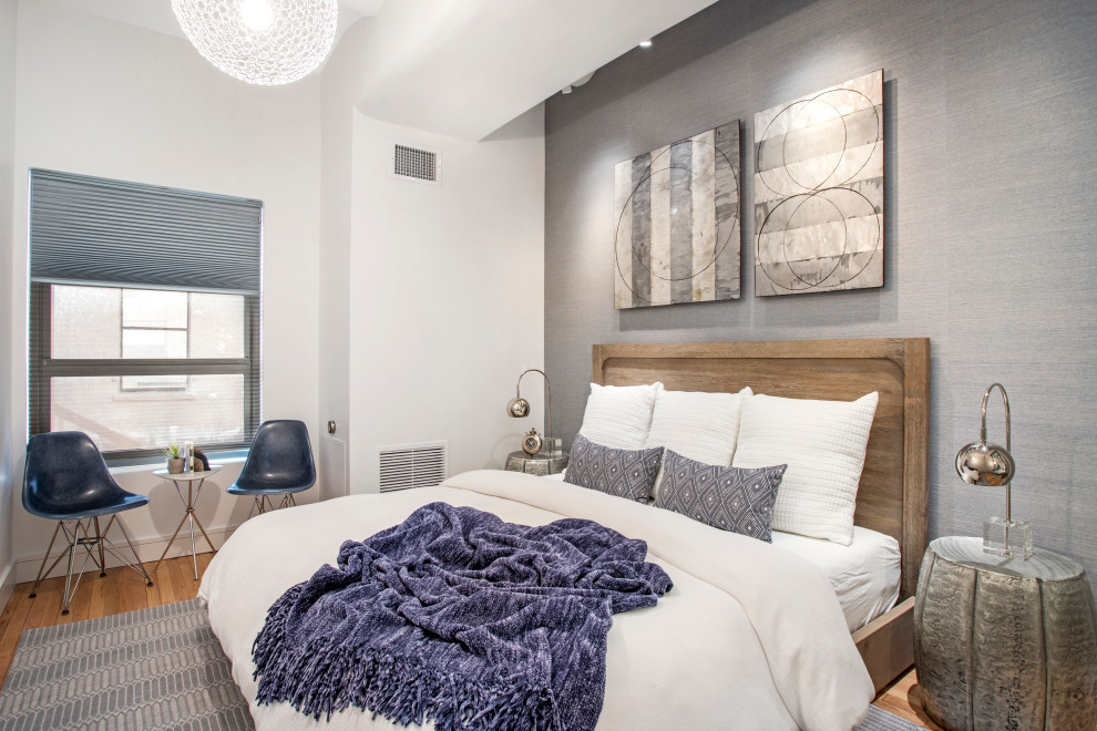 ニューヨークにあるコンテンポラリースタイルのおしゃれな寝室 (グレーの壁、無垢フローリング、茶色い床、壁紙) のインテリア