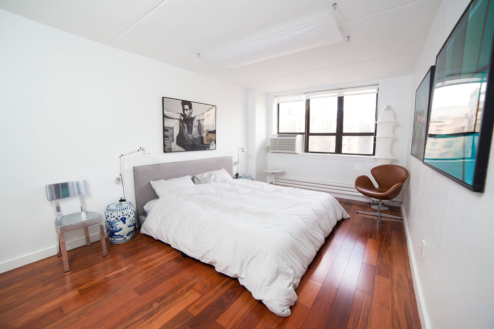 Пример оригинального дизайна: хозяйская спальня среднего размера в стиле модернизм с белыми стенами, темным паркетным полом и красным полом без камина