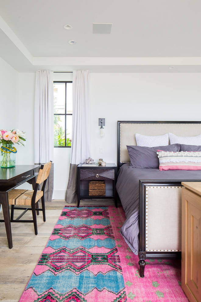 Стильный дизайн: хозяйская спальня среднего размера в стиле неоклассика (современная классика) с белыми стенами, светлым паркетным полом и бежевым полом без камина - последний тренд