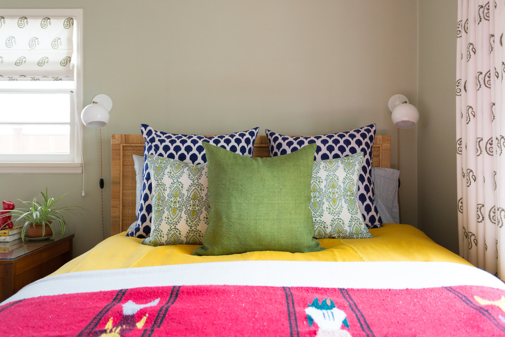 Imagen de habitación de invitados ecléctica de tamaño medio sin chimenea con paredes verdes, suelo de madera clara y suelo azul