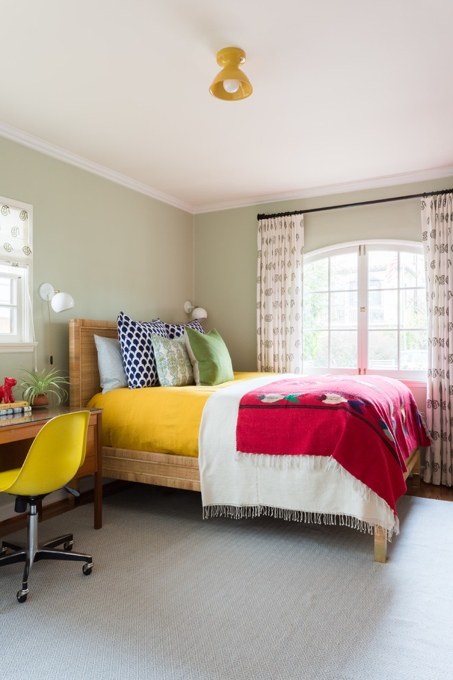 Foto de habitación de invitados ecléctica de tamaño medio sin chimenea con paredes verdes, suelo de madera clara y suelo azul