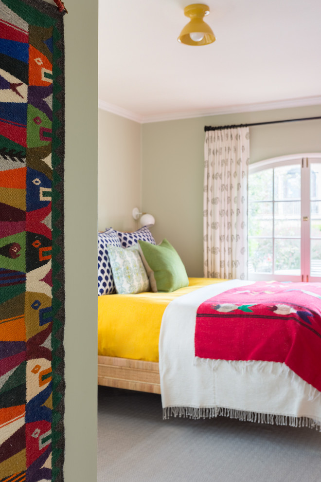 Пример оригинального дизайна: гостевая спальня среднего размера, (комната для гостей) в стиле фьюжн с зелеными стенами, светлым паркетным полом и синим полом без камина
