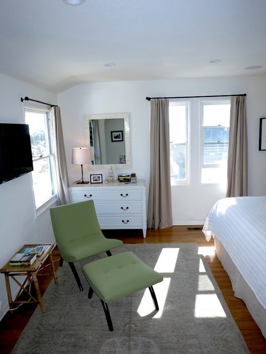 Пример оригинального дизайна: хозяйская спальня среднего размера в морском стиле