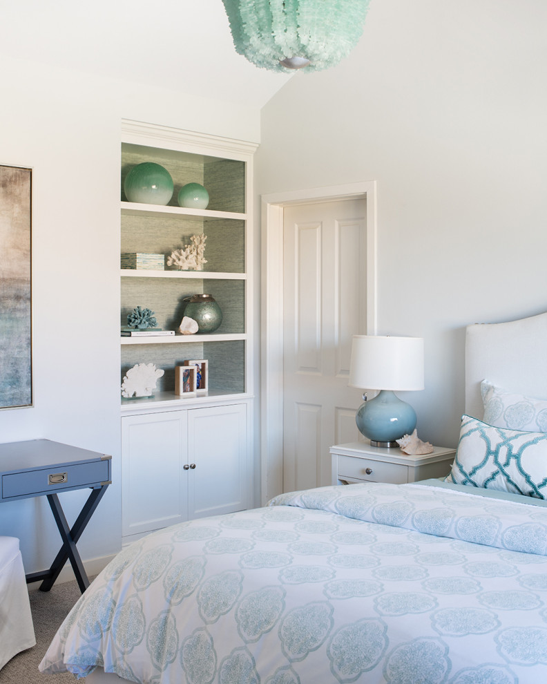 Imagen de habitación de invitados abovedada marinera de tamaño medio con paredes grises, moqueta y suelo gris