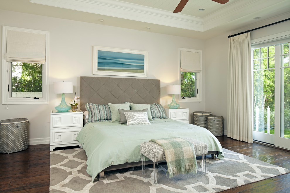 Идея дизайна: огромная гостевая спальня (комната для гостей) в морском стиле с серыми стенами и темным паркетным полом