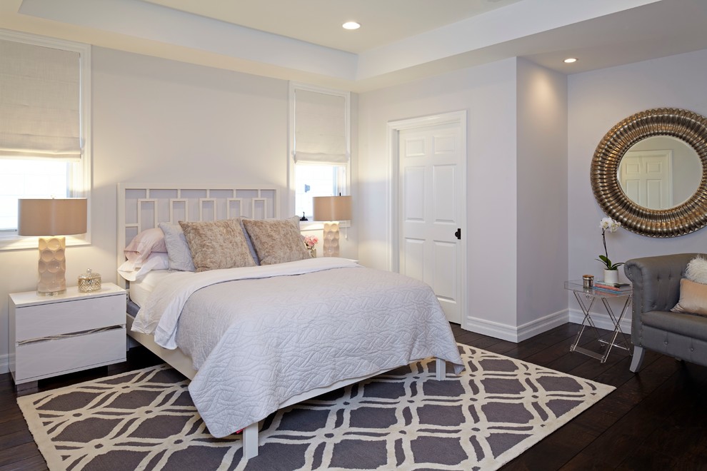 На фото: огромная гостевая спальня (комната для гостей) в стиле неоклассика (современная классика) с серыми стенами и темным паркетным полом с