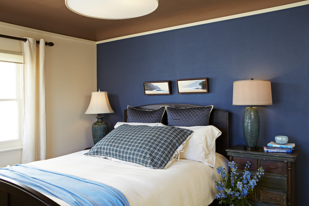 ロサンゼルスにあるトランジショナルスタイルのおしゃれな寝室 (青い壁)