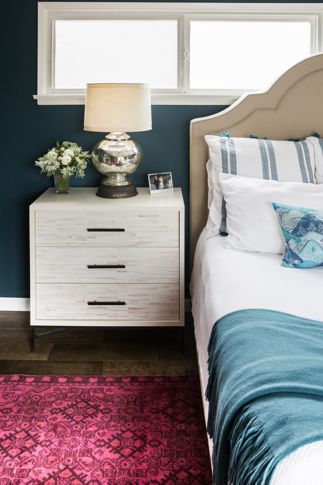 Свежая идея для дизайна: гостевая спальня среднего размера, (комната для гостей) в стиле неоклассика (современная классика) с синими стенами, паркетным полом среднего тона и коричневым полом без камина - отличное фото интерьера