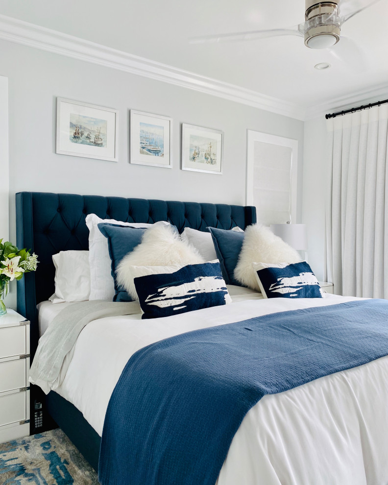 Стильный дизайн: гостевая спальня (комната для гостей) в стиле неоклассика (современная классика) с серыми стенами - последний тренд