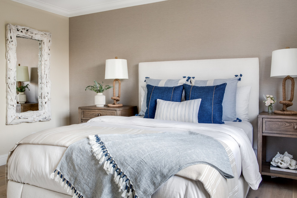 Immagine di una camera degli ospiti stile marino di medie dimensioni con pareti beige, parquet chiaro e pavimento beige