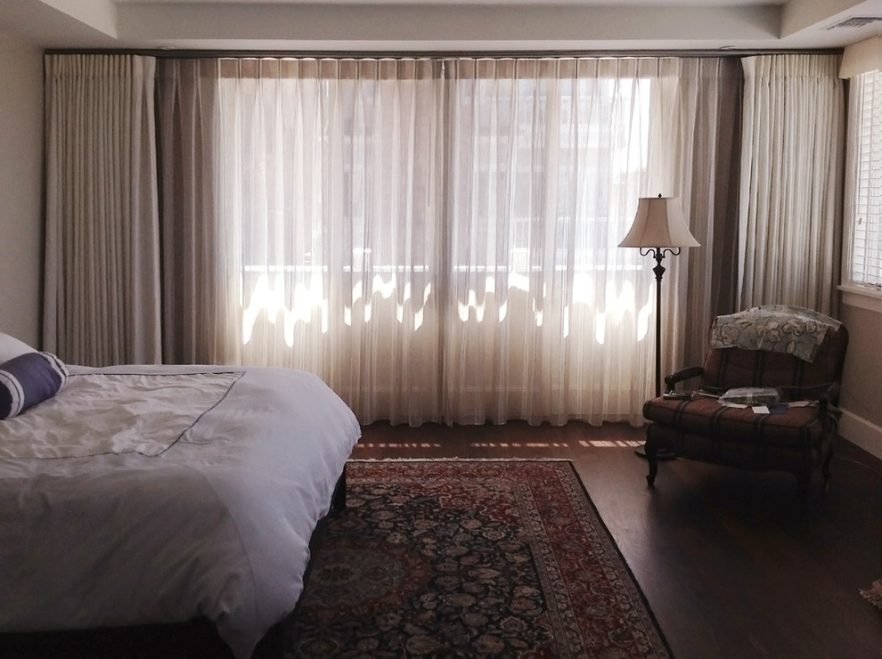 Идея дизайна: гостевая спальня среднего размера, (комната для гостей) в морском стиле с бежевыми стенами, темным паркетным полом и коричневым полом без камина