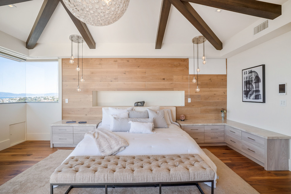 ロサンゼルスにある広いコンテンポラリースタイルのおしゃれな主寝室 (白い壁、淡色無垢フローリング、横長型暖炉、タイルの暖炉まわり、茶色い床) のレイアウト