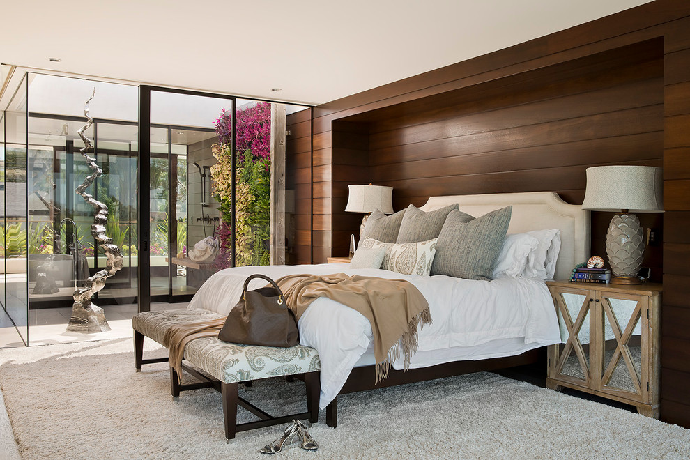 Großes Maritimes Hauptschlafzimmer ohne Kamin mit brauner Wandfarbe und hellem Holzboden in Los Angeles