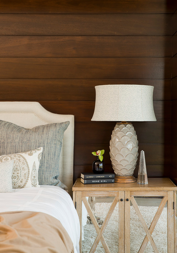 Foto de dormitorio principal costero extra grande con paredes marrones y suelo de madera clara