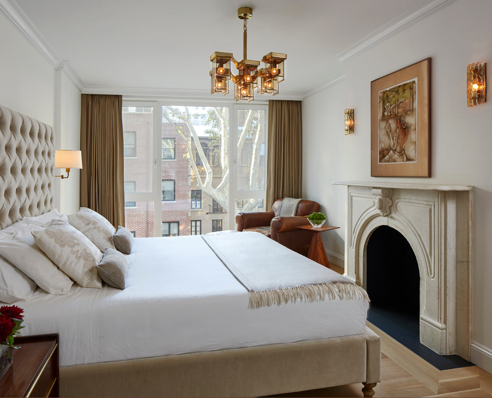 ニューヨークにあるトランジショナルスタイルのおしゃれな主寝室 (白い壁、淡色無垢フローリング、標準型暖炉、石材の暖炉まわり) のレイアウト