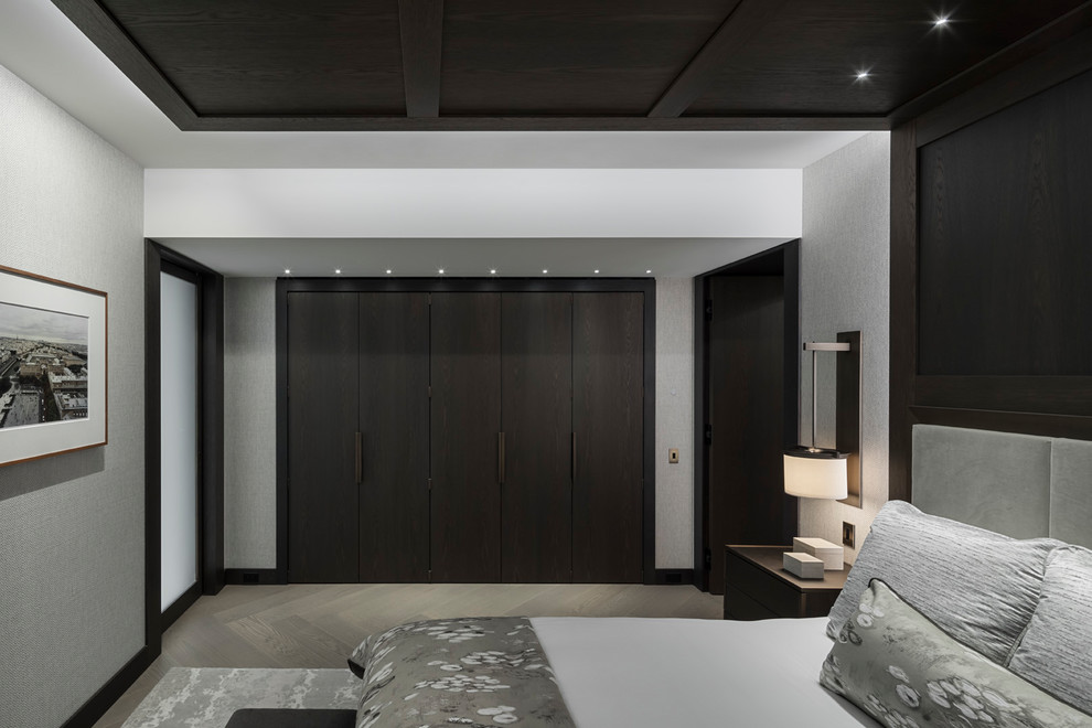 Свежая идея для дизайна: хозяйская спальня среднего размера в современном стиле с коричневыми стенами, светлым паркетным полом и бежевым полом - отличное фото интерьера