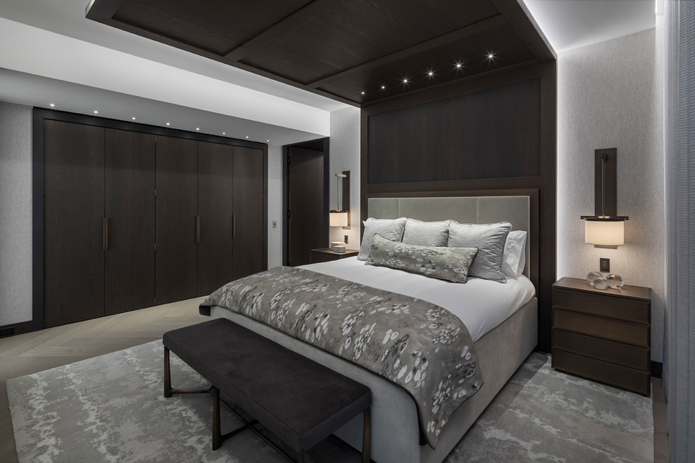 Diseño de dormitorio principal contemporáneo de tamaño medio con paredes marrones, suelo de madera clara y suelo beige