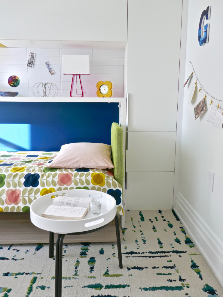 Idee per una piccola camera da letto moderna con pareti bianche, moquette e soffitto in carta da parati