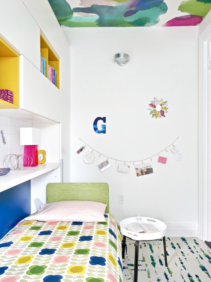 Kleines Modernes Schlafzimmer mit weißer Wandfarbe, Teppichboden und Tapetendecke in New York