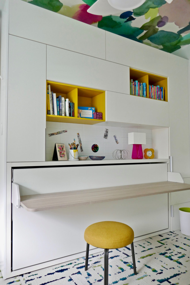 Ejemplo de dormitorio minimalista pequeño con paredes blancas, moqueta y papel pintado