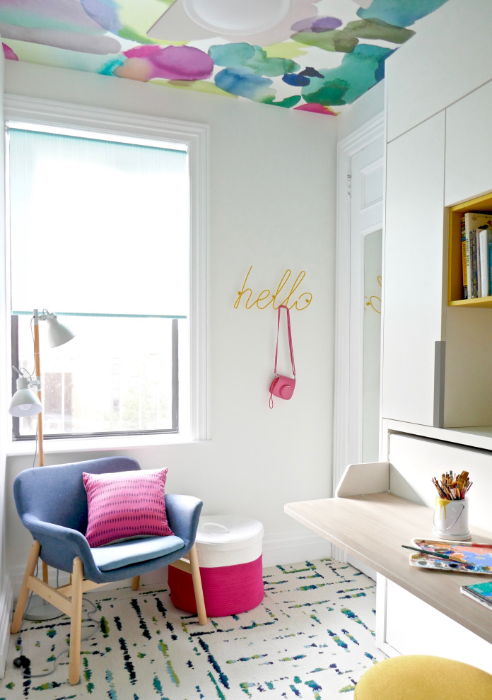 Kleines Modernes Schlafzimmer mit weißer Wandfarbe, Teppichboden und Tapetendecke in New York
