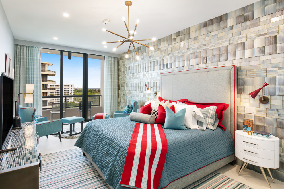 タンパにある中くらいなコンテンポラリースタイルのおしゃれな客用寝室 (磁器タイルの床、ベージュの床、レンガ壁、青いカーテン、ベージュの壁) のインテリア