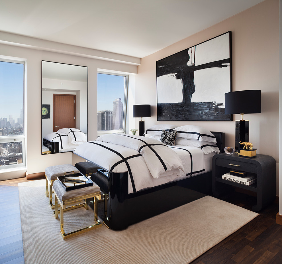 Mittelgroßes Modernes Schlafzimmer mit beiger Wandfarbe in New York