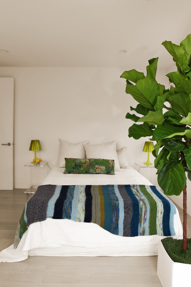 Стильный дизайн: спальня в скандинавском стиле с белыми стенами - последний тренд