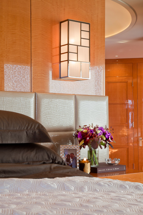 Mittelgroßes Modernes Hauptschlafzimmer mit oranger Wandfarbe, braunem Holzboden, Gaskamin und Kaminumrandung aus Metall in Phoenix